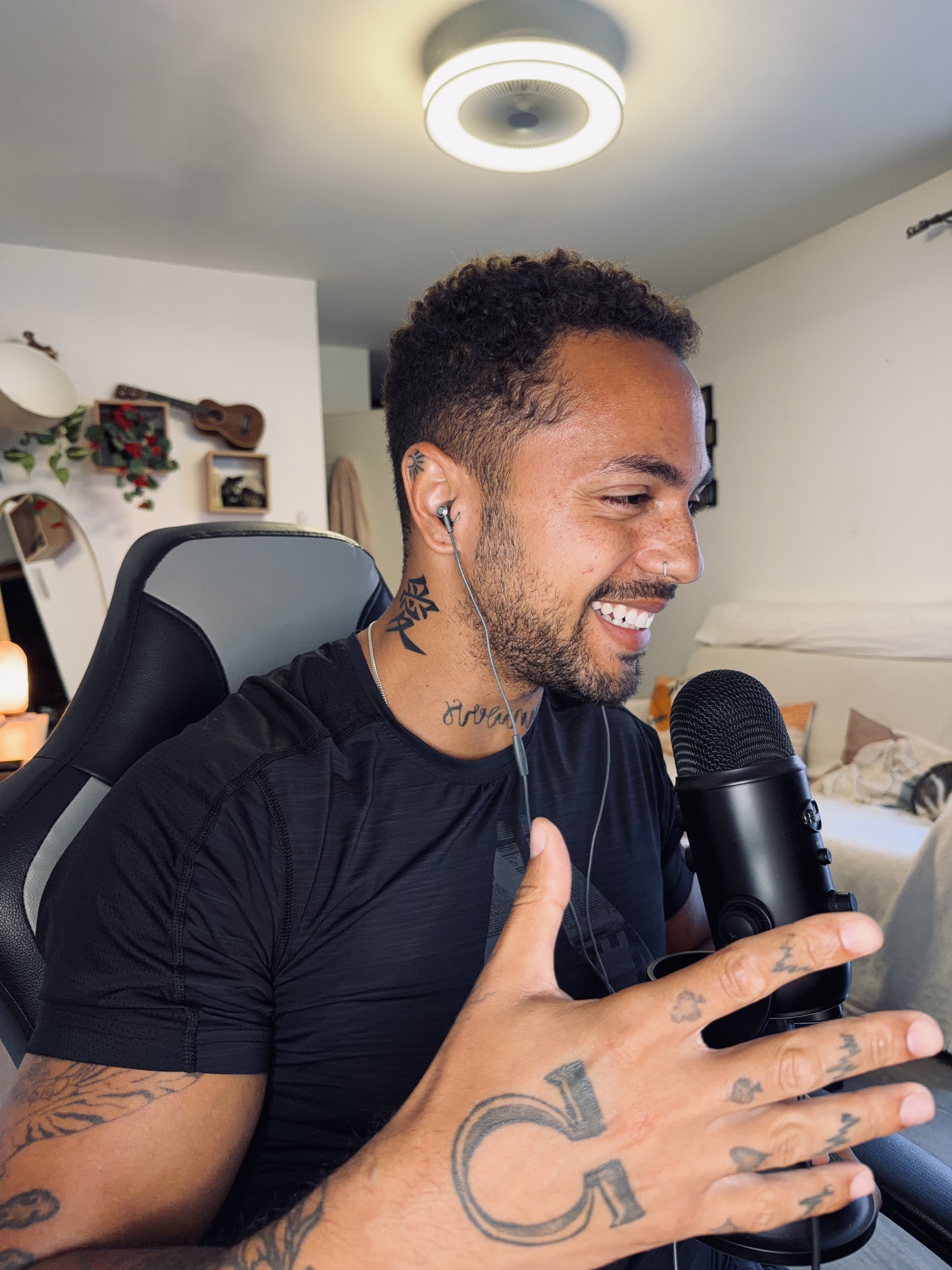 Nico, animateur du podcast Muscle ton bien-être, en studio